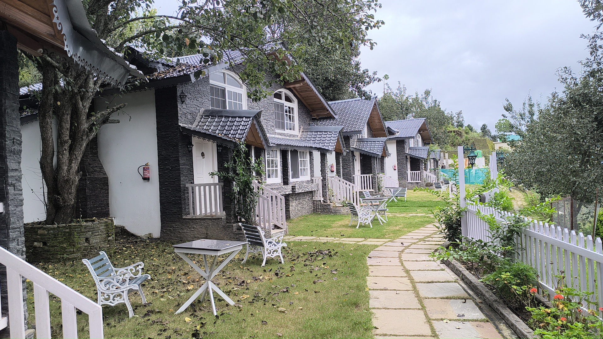 Divine Oak luxury cottages — Lamghara, Almora
